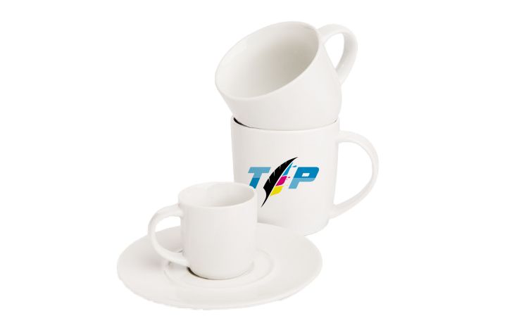 Tazze con piattini in serie