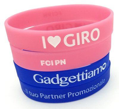Primo piano su braccialetti in silicone con logo inciso e stampato, per mostrare la qualità e la durata della personalizzazione