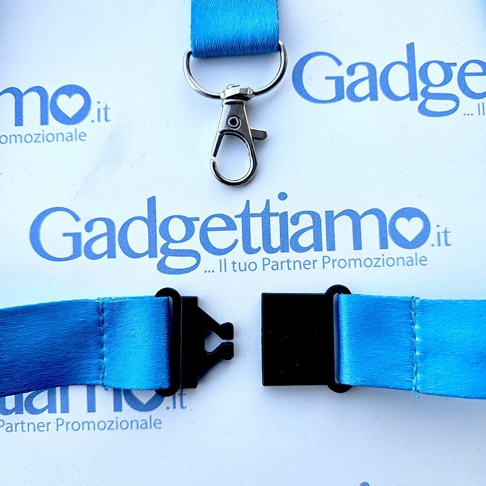 Dettaglio del meccanismo di sgancio di sicurezza retrocollo su lanyard per aziende.