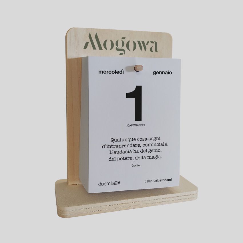 Calendario da tavolo con aforismi con base in legno